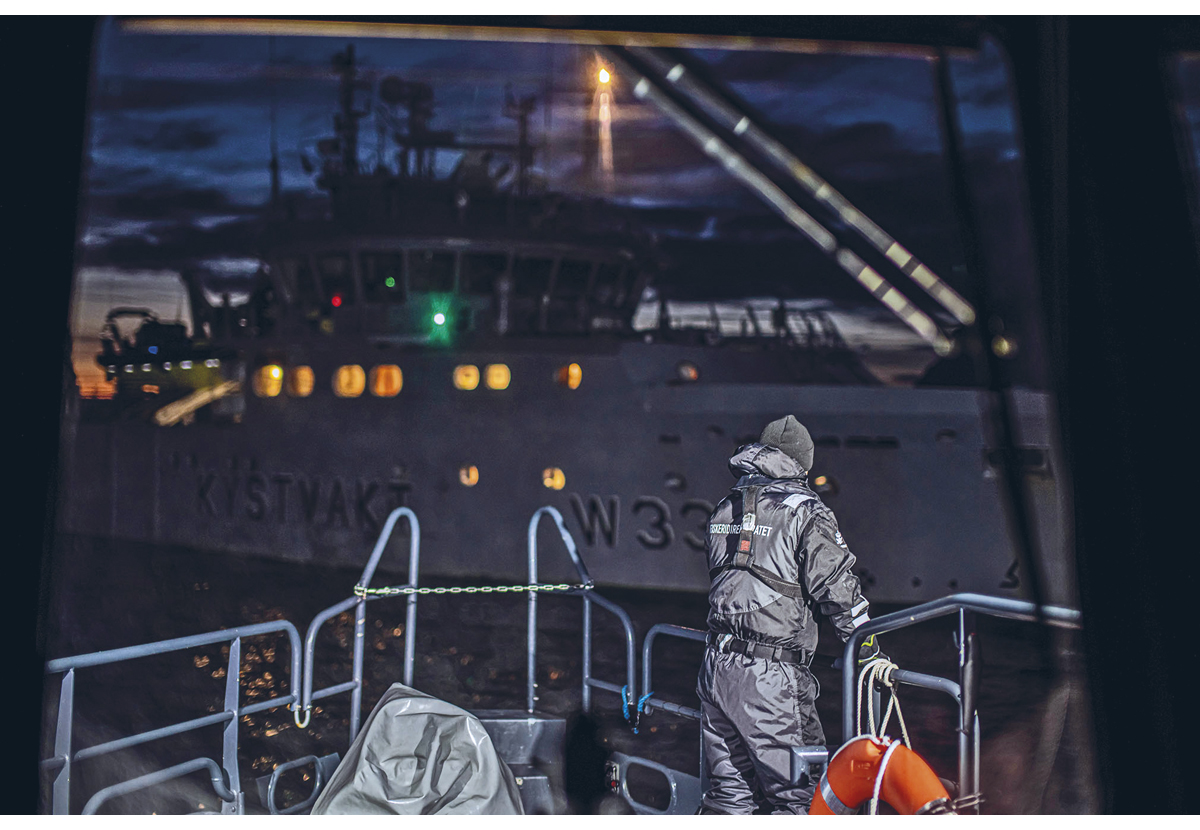 Figur 2.6 Inspektør frå Fiskeridirektoratet gjer klar til å ta om bord fiskerioffiser frå KV Farm. Dette er under sildefisket på Kvænangen der Fiskeridirektoratet og Kystvakta har eit godt samarbeid