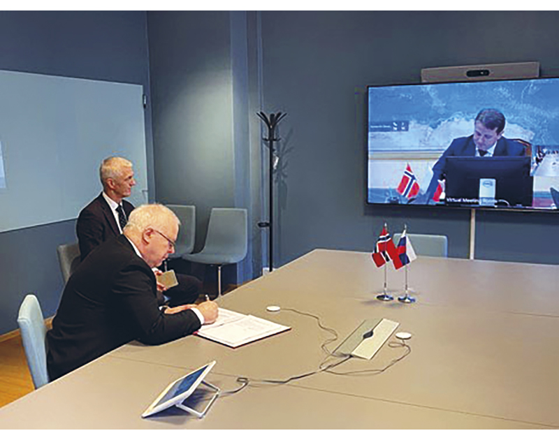Figur 3.5 Delegasjonsleiarane Ilja Vasiljevitsj Sjestakov og Morten Berg ved underskrivinga av den norsk-russiske fiskeriavtalen for 2022