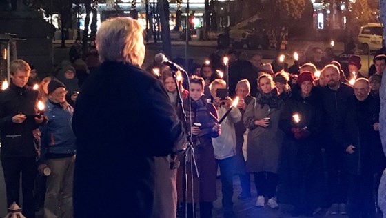 Statsminister Erna Solberg holder appell foran Nationaltheatret etter fakkeltoget for markering av krystallnatten.