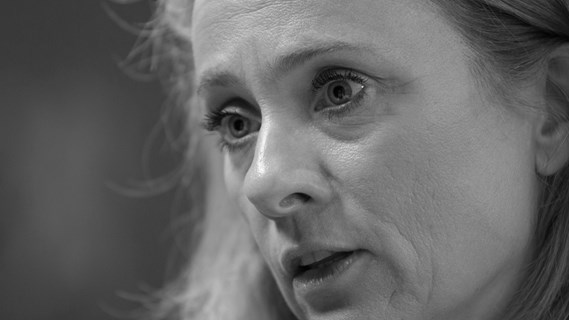 Nærbilde av arbeids- og sosialminister Anniken Hauglie i sort/hvitt.