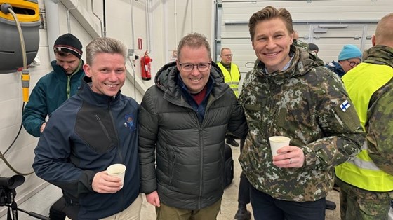 Tre fornøyde nordiske forsvarsministere, f.v. Pål Jonson, Bjørn Arild Gram og Antti Häkkänen