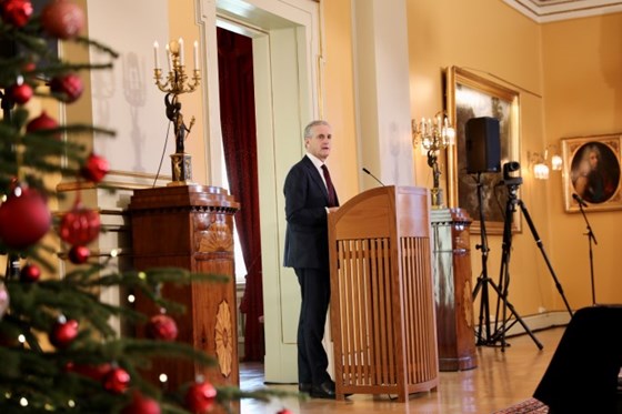 Statsminister Jonas Gahr Støre taler under regjeringens halvårige pressekonferanse i Regjeringens representasjonsanlegg i Parkveien 45. 