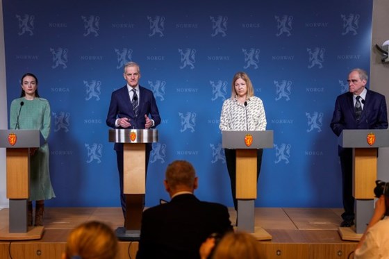 Statsminister Jonas Gahr Støre holdt pressekonferanse med fredsprisvinnerne, f.v.: Oleksandra Matvijtsjuk, som representerer den ukrainske organisasjonen Center for Civil Liberties (CCL), Natallia Pintsjuk, som representerer menneskerettighetsaktivisten Ales Bjaljatski fra Belarus og Jan Ratsjinskij som representerer den russiske organisasjonen Memorial. Pressekonferansen fant sted i Regjeringens representasjonsanlegg i Oslo.
