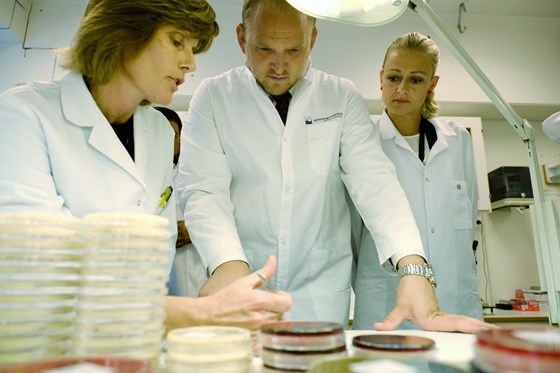 Landbruks- og matminister Jon Georg Dale på omvisning på smittelaboratoriet hjå Veterinærinstituttet.