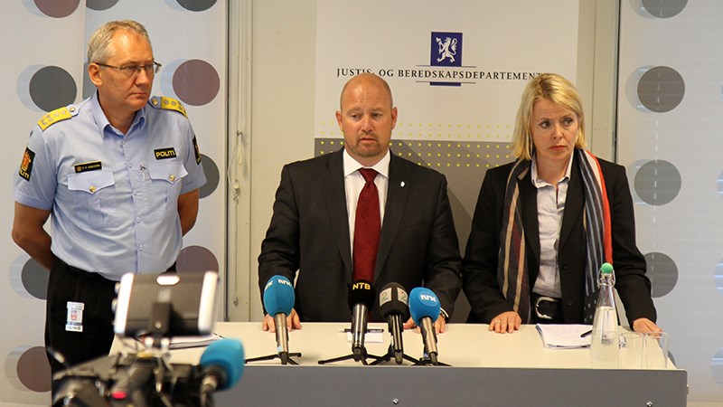 Justiisa- ja gearggusvuođaministtar Anders Anundsen, politiijadirektevra Odd Reidar Humlegård ja PST-hoavda Benedicte Bjørnland áigot dan almmuhit preassačoahkkimis mii lágiduvvo departemeanttas Nydalen báikkis gaskavahku borgemánu 19.b.2015.