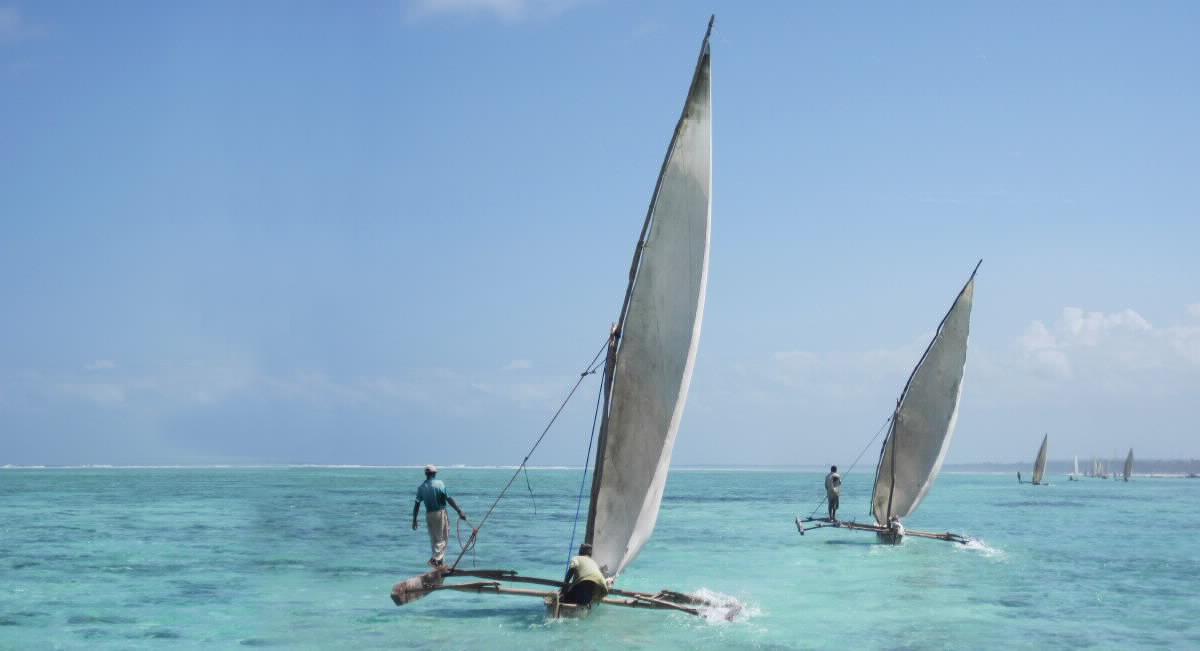 Enkle fiskebåter som seiler på havet utenfor kysten av Tanzania.