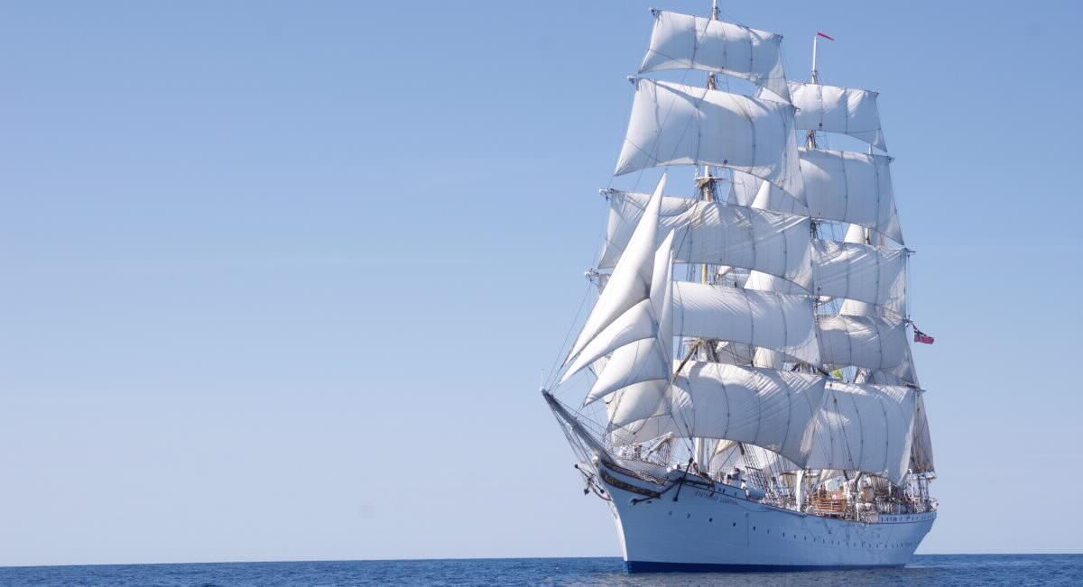 Statsraad Lehmkuhl - Stort seilskip som seiler på blått hav.