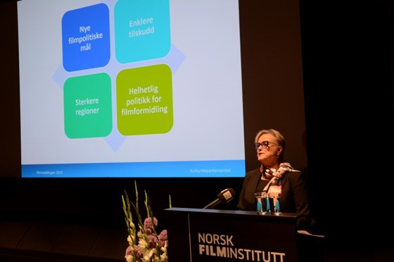 Kulturminister Thorhild Widvey på talerstolen på Filmens Hus i forbindelse med pressekonferansen om filmmeldingen.