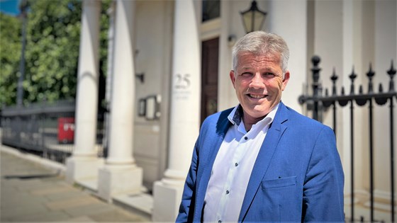 Fiskeri- og havminister Bjørnar Skjæran foran den norske ambassaden London
