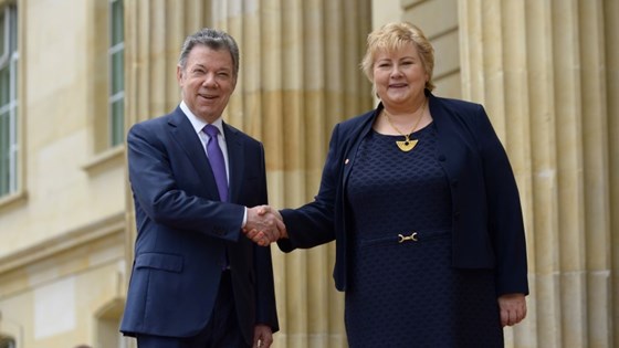 Colombias president Juan Manuel Santos og statsminister Erna Solberg på trappa foran presidentpalasset i Colombia.