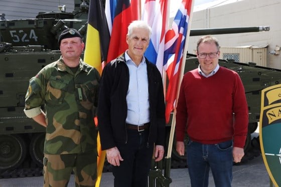 Statsminister Jonas Gahr Støre og forsvarsminister Bjørn Arild Gram besøkte norske soldater som tjenestegjør i Litauen. Her sammen med Senior National Representative (SNR) major Bård Thodesen. 