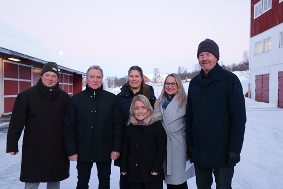 Fra venstre: leder i Norsk Bonde- og Småbrukarlag Tor Jacob Solberg, administrerende direktør i NIBIO Nils Vagstad, fylkesråd for plan og næring Nordland fylkeskommune Linda Helen Haukland, fylkesråd for næring, plan og miljø Troms og Finnmark fylkeskommune Karin Eriksen, leder i Norges Bondelag Bjørn Gimming og landbruks- og matminister Sandra Borch.