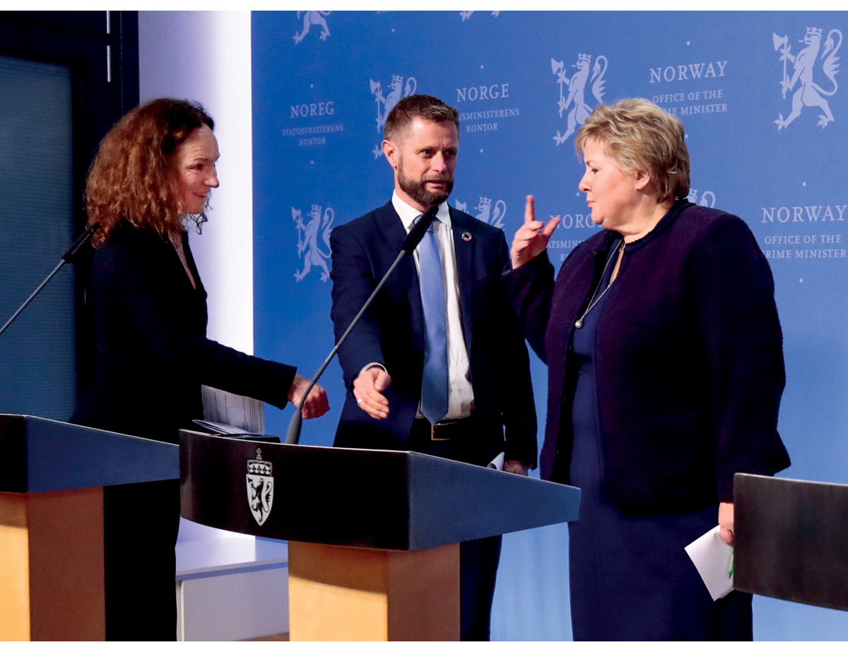 Figur 1.2 NYE TIDER: Etter pressekonferansen 12. mars der regjeringen varsler de mest inngripende tiltakene i Norge i fredstid, strekker statsminister Erna Solberg fram hånden for å takke FHI-direktør Camilla Stoltenberg. Helse- og omsorgsminister Bent Høie st...