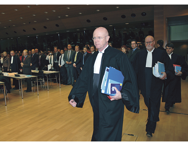 Figur 10.1 Dommerkollegiet i EFTA-domstolen marsjerer inn ved åpningen av en høring om det norske monopolet på spilleautomater. F.v. dommer Henrik Bull (fra Norge), dommer og president Carl Baudenbacher (fra Liechtenstein) og bakerst dommer Thorgeir Örlygsson (fra Island).