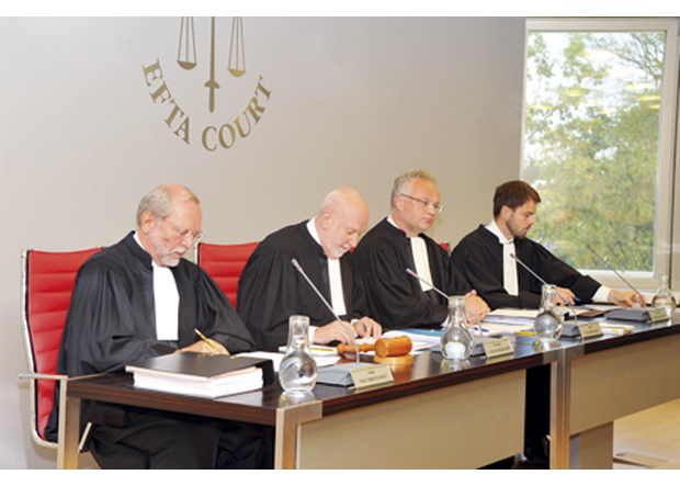 Figur 10.9 EFTA-domstolen er en liten domstol med tre dommere. Her er fra en høring høsten 2011. Dommerne er (fra venstre) dommer Per Christiansen, President Carl Baudenbacher, dommer Páll Hreinsson og registrar Skúli Magnusson.