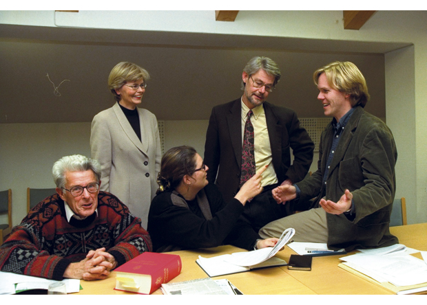 Figur 11.2 Ved forhandlingene om Schengen-avtalen ble det i 1998 nedsatt en egen referansegruppe som skulle vurdere de konstitusjonelle sidene. Referansegruppen besto av fra v. Per Stavang, Regine Ramm Bjerke, Liv Monica Bargem, Erik Boe og Fredrik Sejersted.