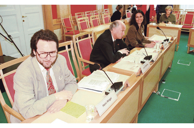 Figur 11.4 Utenrikskomiteen arrangerte åpen høring om Schengen-avtalen i mai 1997. Her ser vi Heini Ringel fra Norsk Organisasjon for Asylsøkere (NOAS) t.v. Ola H. Metliaas og Vigdis Vevstad fra Flyktningerådet.