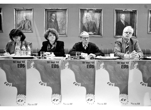 Figur 12.4 Flere så på EØS som et skritt mot norsk EU-medlemskap. Her har Nei til EF invitert til en orientering, f.v. generalsekretær Guro Fjellanger, nestleder Eva Nordlund, professor Torstein Eckhoff og leder Kristen Nygaard. På plakaten er EØS illustrert som et ovarenn.