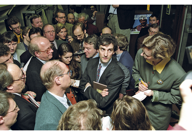 Figur 12.9 Medienes interesse for norsk europapolitikk var på sitt høyeste ved EU-medlemskapsforhandlingene i 1994. Jonas Gahr Støre, da EU-rådgiver hos statsministeren, var omkranset av norske pressefolk