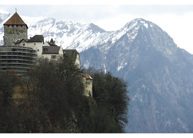 Figur 13.5 Liechtenstein er en av Norges nærmeste allierte i europapolitikken. Liechtenstein er en av Europas minste stater og ligger inneklemt mellom Sveits og Østerrike. Fyrstens slott ligger i hovedstaden Vaduz.