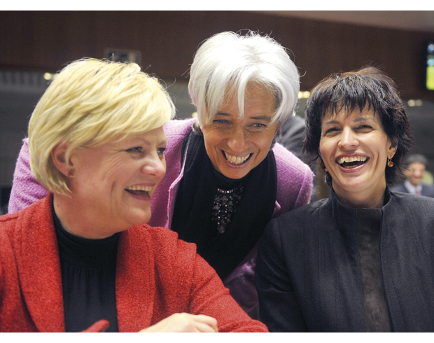 Figur 14.22 Gjennom Statens pensjonsfond utland er Norge blitt en stor investor i europeiske aksjer og rentepapirer. Her er Frankrikes finansminister Christine Lagarde (midten) med Doris Leuthard (Sveits) og finansminister Kristin Halvorsen på et møte i Brussel i 2008 om finanskrisen.