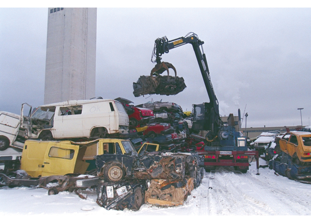 Figur 15.1 Innføringen av EU-kontroll (periodisk kjøretøykontroll) på 1990-tallet innebar en kraftig modernisering av den norske bilparken. Bilopphuggerne hadde en gullalder.