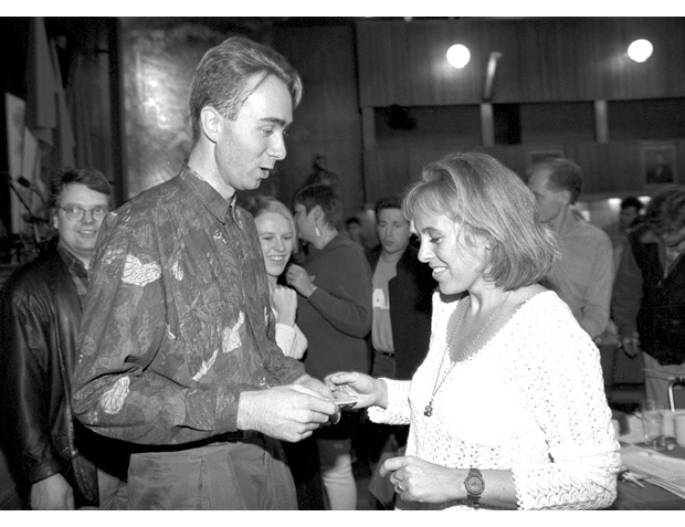 Figur 16.1 God tur til Brussel. Den 4. oktober 1992 sa AUFs landsmøte ja til EØS. Avtroppende AUF-leder Turid Birkeland dro rett til Brussel for å jobbe på LOs kontor der, og får råd på veien av påtroppende AUF-leder Trond Giske.