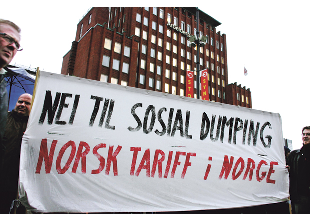 Figur 16.13 I 2007-9 var det opphetet debatt om innføringen av EUs tjenestedirektiv i EØS. Her fra en av demonstrasjonene mot direktivet.
