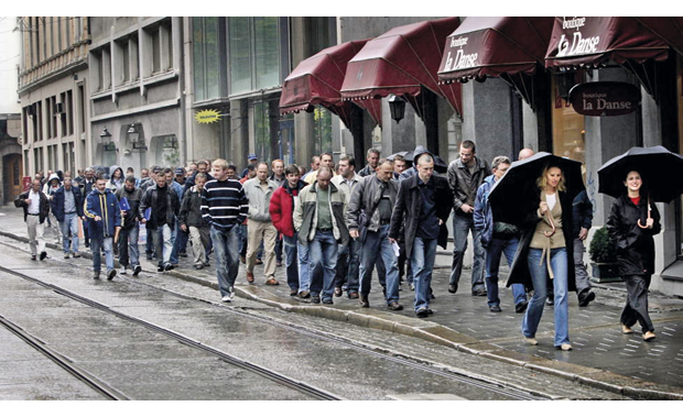 Figur 16.8 Den første store gruppen med polske arbeidere kom til Oslo i 2004. De samlet seg i Adeccos lokaler i Universitetsgaten i Oslo og gikk derfra i samlet flokk ned til Politiets Utlendingsavdeling i Storgata.