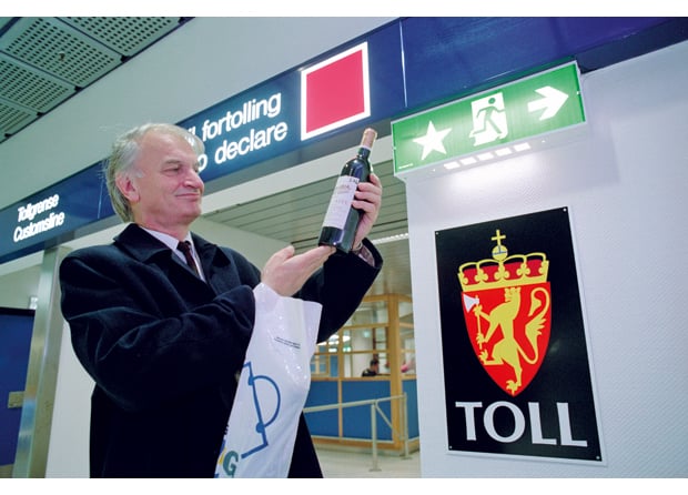 Figur 17.6 Stortingsrepresentant Fridtjof Frank Gundersen (FrP) var tidlig ute med å angripe det norske Vinmonopolet da EØS-avtalen trådte i kraft i 1994, og førte forgjeves flere rettssaker om dette.