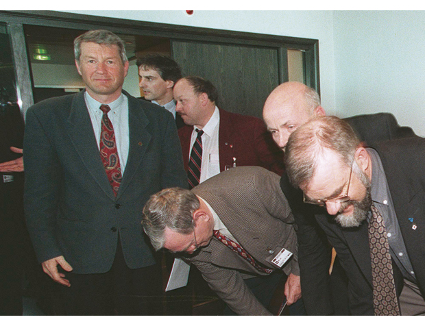 Figur 18.3 Vinteren 1997 mottok statsminister Torbjørn Jagland en delegasjon av ordførere fra Kyst-Norge (Austevoll, Bømlo, Frøya og Hitra) som kom for å gi sitt syn på EUs forslag om å innføre straffetoll på norsk oppdrettslaks.