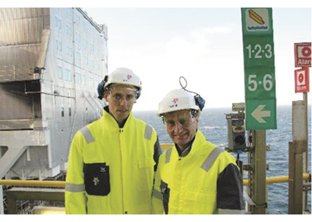 Figur 19.3 EUs energikommissær Günther Oettinger og olje-og energiminister Ola Borten Moe under besøk på Troll A-plattformen oktober 2011.