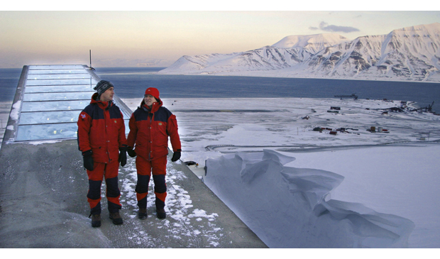 Figur 19.6 I 2008 åpnet presidenten i Kommisjonen José Manuel Barroso og Jens Stoltenberg sammen «dommedagshvelvet» i Frøbanken på Svalbard, og diskuterte også blant annet klimapolitikk. Her på taket av Frøbanken.
