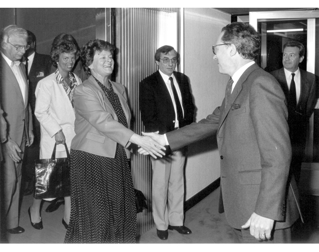 Figur 19.7 Norges kontakt med EU i miljøsaker går langt tilbake. Her møter statsminister Gro Harlem Brundtland presidenten i Kommisjonen Jacques Delors for å presentere Brundtland-rapporten om bærekraftig utvikling.