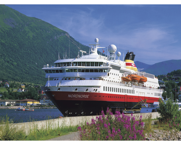 Figur 20.1 Staten kjøper hvert år samferdselstjenester av Hurtigruten for store summer, men kombinasjonen av allmenne transporttjenester og kommersiell cruisedrift gjør at det har skapt en rekke vanskelige statsstøttesaker. Her Hurtigruten MS Nordnorge ved kai, Ørnes, Nordland 2007.