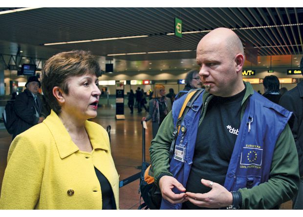 Figur 20.3 EU-kommissær Kristalina Georgieva tar avskjed med norske Ørjan Karlsson fra Direktoratet for samfunnssikkerhet og beredskap (DSB) som i mars 2011 dro til Japan som del av EUs sivile beredskapsteam for å bistå i katastrofearbeidet. Norge har lenge vært tett tilknyttet EUs samordningsmekanismer for sivil beredskap og krisehåndtering.