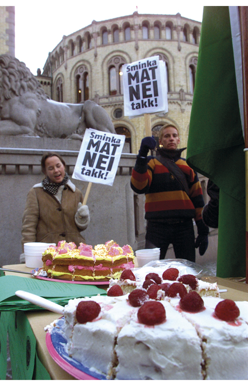 Figur 21.2 I 2001 vedtok Stortinget å innføre de tre såkalte «matsminkedirektivene» i EØS-avtalen. Senterungdommen protesterte ved å dele ut usminket kake utenfor.