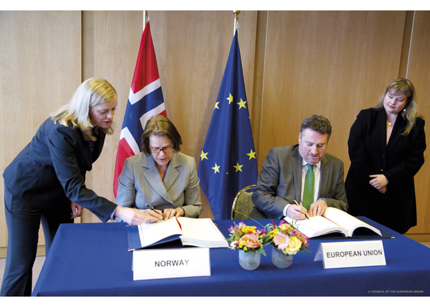 Figur 21.3 Ambassadør Oda Sletnes undertegner en avtale med EU om utvidet handel med landbruksprodukter etter EØS artikkel 19 i april 2011.