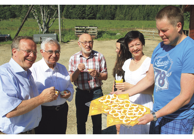 Figur 21.4 Etter nye krav fra EU skal norske høns ikke lenger leve i små bur. Egg fra frittgående høns vil variere i størrelse, farge og konsistens. Her tester landbruksminister Lars Peder Brekk (t.v.) og EU-kommissær John Dalli egg med doble plommer hos gårdbrukerparet Tonje Rygh og Bjørn Arne Skoglund i Vesterålen sommeren 2011.