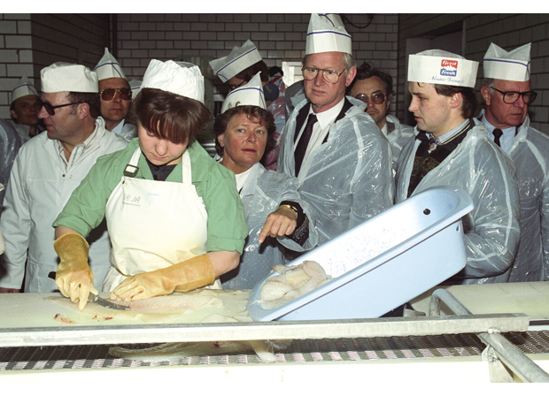 Figur 21.7 Kommisjonær Frans Andriessen besøker et fiskemottak i Båtsfjord i Finnmark sammen med statsminister Gro Harlem Brundtland under EØS-forhandlingene våren 1991.