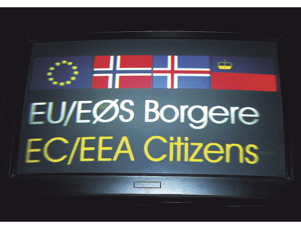 Figur 22.2 Nytt skilt på Oslo Lufthavn Gardermoen i 2003, med flaggene til EU, Norge, Island og Liechtenstein.