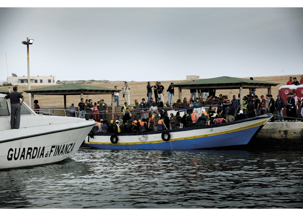Figur 22.3 Gjennom Schengen-avtalen er Norge en del av EUs felles yttergrensekontroll. Våren 2011 kom det et stort antall flyktninger til Schengen-området fra Nord-Afrika. Her har en båt med flyktninger fra Libya ankommet den vesle italienske øya Lampedusa.