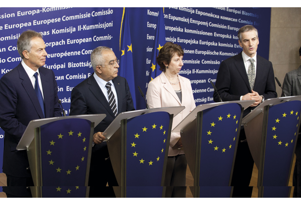 Figur 23.5 EU blir en stadig viktigere utenrikspolitisk aktør, og dette søker Norge å tilpasse seg. Som leder for giverlandsgruppen for palestinerne har Norge hatt tett kontakt med EU om utviklingen av de palestinske områdene. Her fra et møte i april 2011.