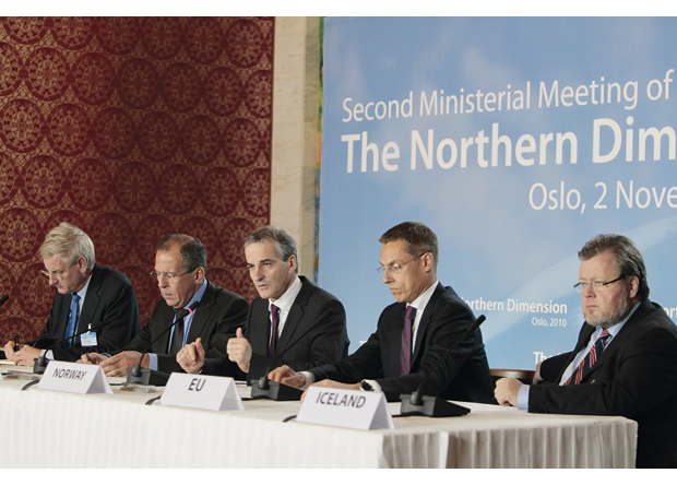 Figur 23.6 Pressekonferanse under ministermøtet «The Northern Dimension» i Oslo i november 2010, med utenriksministerne Carl Bildt (Sverige), Sergej Lavrov (Russland), Jonas Gahr Støre, (Norge), Alexander Stubb (Finland, på vegne av EU) og Össur Skarphédinsson, Island.