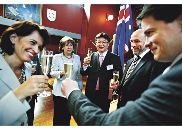 Figur 23.7 EFTA-statene inngår en frihandelsavtale med Mongolia juli 2007 i Vaduz i Liechtenstein. Fra venstre økonominister Doris Leuthard fra Sveits, Liechtensteins utenriksminister Rita Kieber-Beck, Mongolias industriminister Tserengiin Davaadorj, Norges næringsminister Dag Terje Andersen og Islands handelsminister Bjørgvin Sigurdsson.