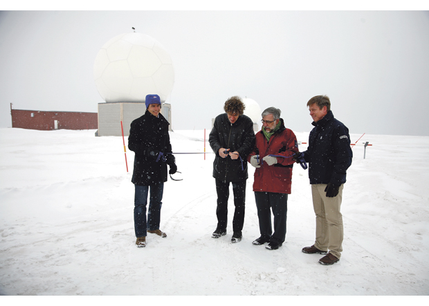 Figur 23.8 Den 20. mai 2011 ble Svalbard-stasjonen for EUs satellittnavigasjonssystem GALILEO høytidelig åpnet med snorklipping i snødrev. Fra venstre økonomisjef i KSAT Alf-Erik Røkenes, direktør i Norsk Romsenter Bo Andersen, direktør i European Space Agency Didier Faivre i ESA og Jean-Marc Pieplu fra Kommisjonen.
