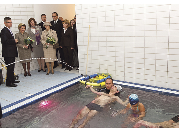 Figur 24.5 Dronning Sonja og presidentfrue Silvia Gasparovicová ser på hvordan ting legges til rette for handikappede barn ved Gaudeamus-senteret for funksjonshemmede barn i Bratislava i Slovakia i oktober 2010. Institusjonenes basseng er finansiert med EØS-midler.