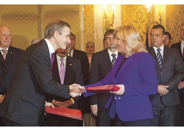 Figur 24.7 Norge og Slovakia er enige om fordelingen av EØS-midlene. Den formelle avtalen ble undertegnet av utenriksminister Jonas Gahr Støre og Slovakias statsminister Iveta Radicová i Bratislava i oktober 2010, med Kong Harald til stede.