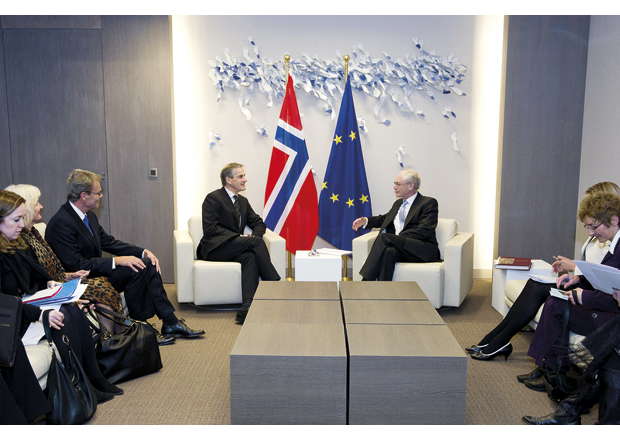 Figur 27.2 For Norge er det ansett viktig å ha løpende kontakt med EU på høyt politisk nivå. Her fra et møte mellom utenriksminister Støre og president i Det europeiske råd, Herman van Rompuy i november 2011, der temaet blant annet var den pågående finanskrisen i Europa.