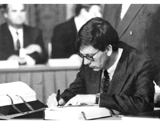 Figur 3.1 Utenriksminister Bjørn Tore Godal signerer EØS-avtalen på vegne av Norge 2. mai 1992